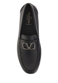 VLogo Signature Driving Shoe in Grainy Calfskin Leather - Black.