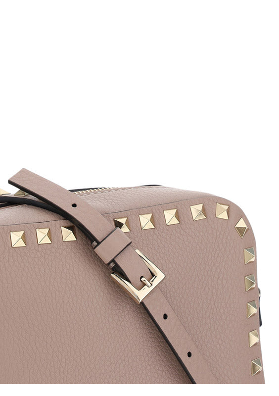 Small Rockstud Crossbody Bag in Grainy Calfskin Leather - Poudre