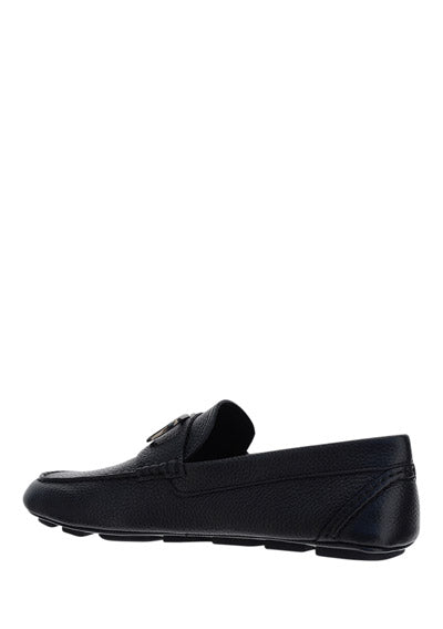 VLogo Signature Driving Shoe in Grainy Calfskin Leather - Black.