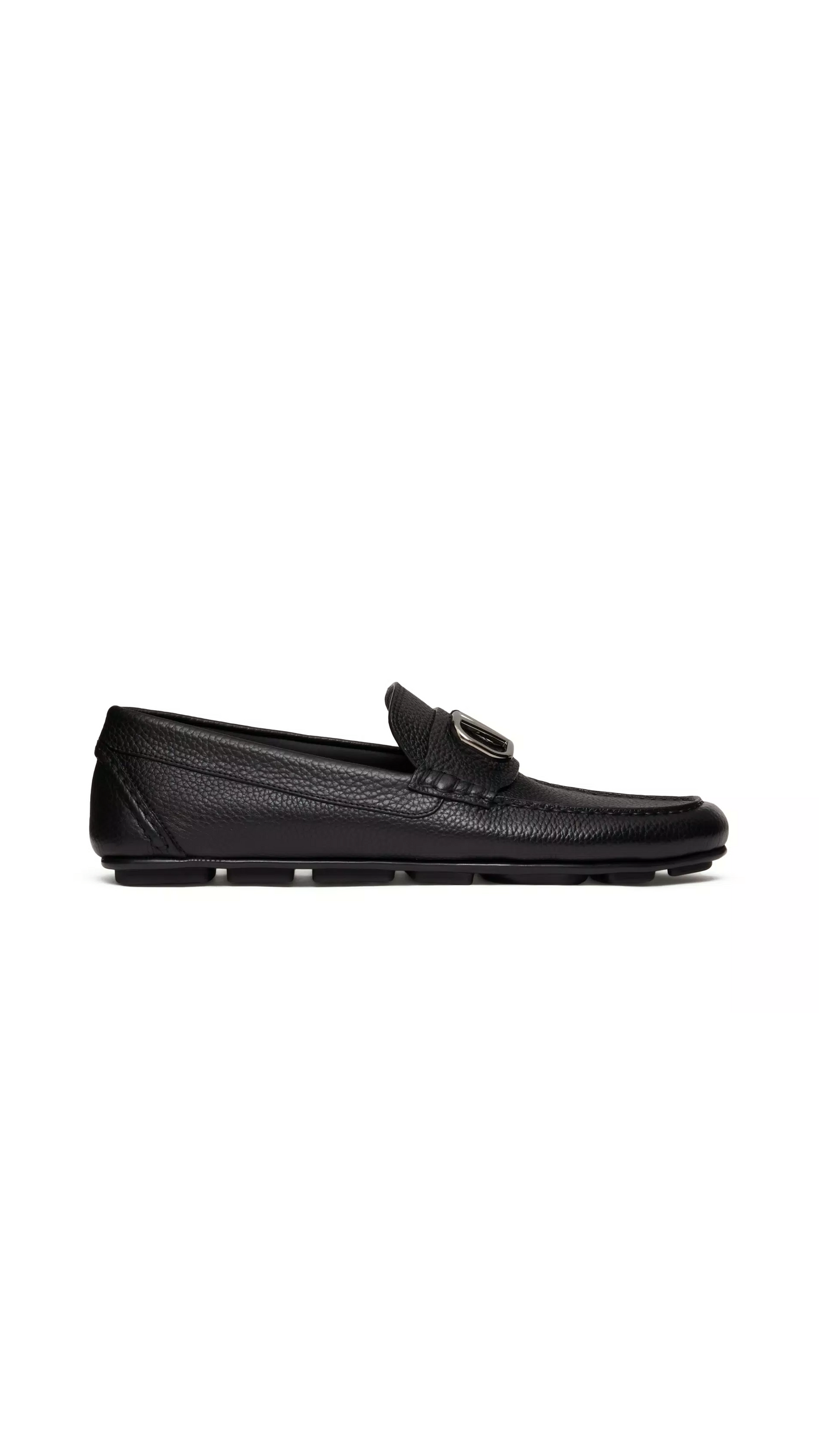 VLogo Signature Driving Shoe in Grainy Calfskin Leather - Black.