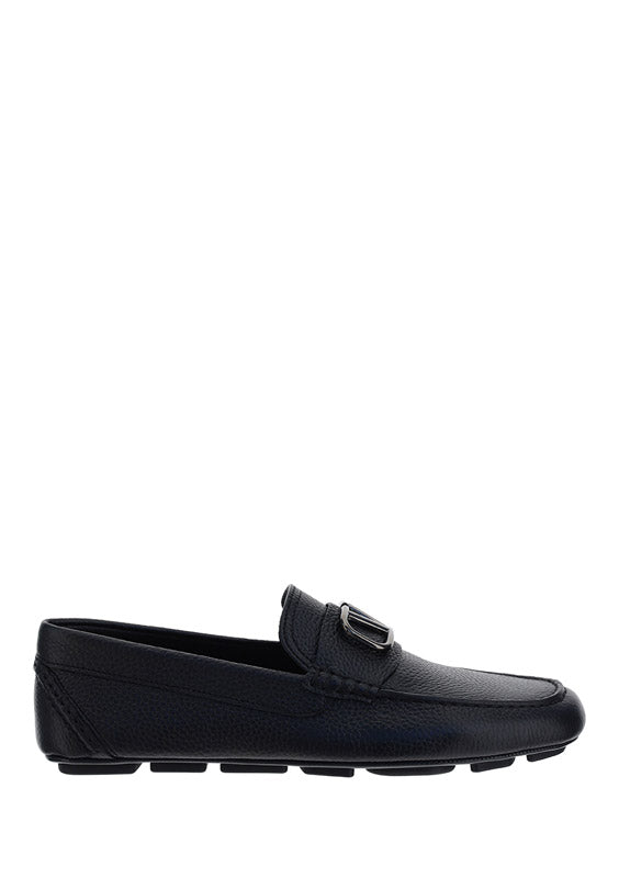 VLogo Signature Driving Shoe in Grainy Calfskin Leather - Black.