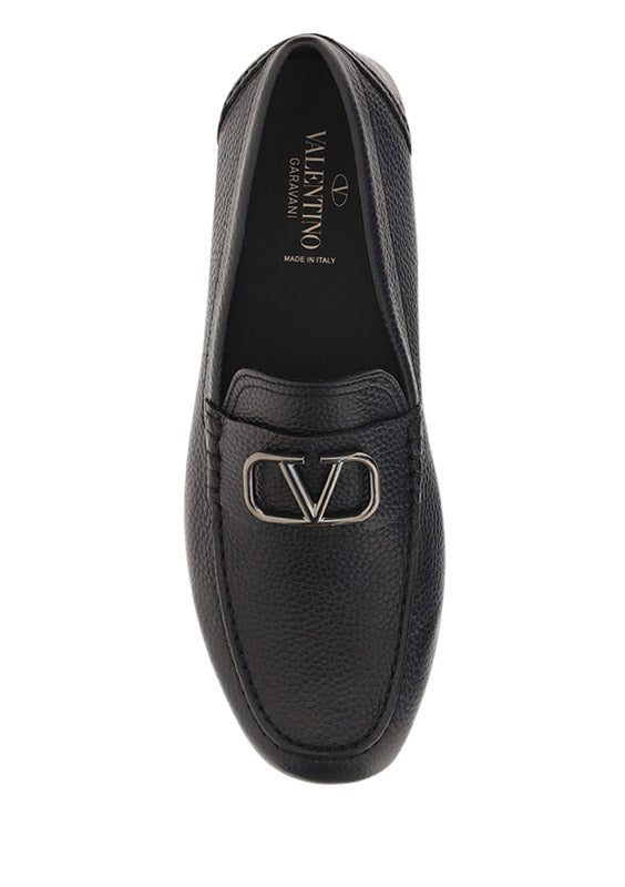 VLogo Signature Driving Shoe in Grainy Calfskin Leather - Black.