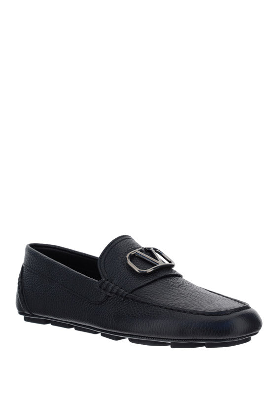 VLogo Signature Driving Shoe in Grainy Calfskin Leather - Black.