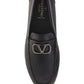 VLogo Signature Driving Shoe in Grainy Calfskin Leather - Black.