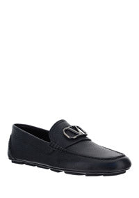 VLogo Signature Driving Shoe in Grainy Calfskin Leather - Black.