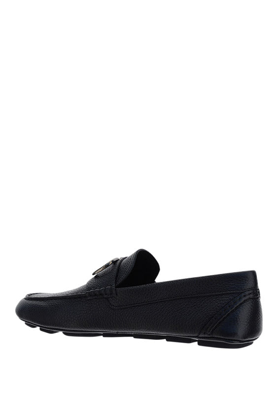VLogo Signature Driving Shoe in Grainy Calfskin Leather - Black.