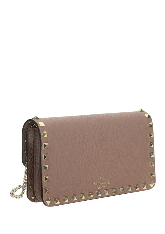 Rockstud Grainy Calfskin Chain Pouch - Poudre