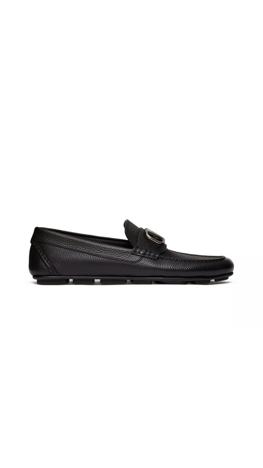 VLogo Signature Driving Shoe in Grainy Calfskin Leather - Black.